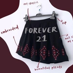 Pleated Aztec black skirt with pockets